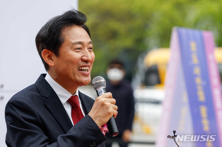 [서울=뉴시스] 사진공동취재단 = 오세훈 서울시장이 20일 서울 종로구 광화문 광장에서 열린 '제59회 한국보도사진전 개막식'에 참석해 축사하고 있다. 2023.04.20. photo@newsis.com