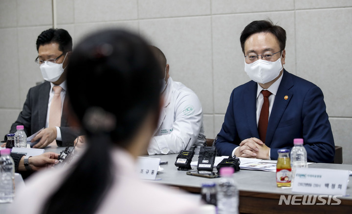 [서울=뉴시스] 정병혁 기자 = 조규홍 보건복지부 장관이 지난 20일 오후 서울 양천구 이대목동병원에서 열린 간호사 근무환경 개선을 위한 간호사 간담회에서 인사말을 하고 있다. 2023.04.25. jhope@newsis.com