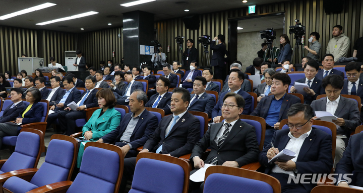 [서울=뉴시스] 고범준 기자 = 박범계, 김두관 더불어민주당 의원 등이 20일 오후 서울 여의도 국회에서 열린 의원총회에서 박홍근 원내대표의 발언을 듣고 있다. 2023.04.20. bjko@newsis.com