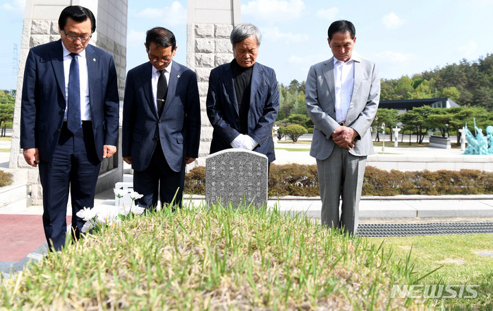 [광주=뉴시스] 변재훈 기자 = 5·18민주화운동 당시 진압에 참여한 최명용 특전사 예비역 소령이 20일 오후 광주 북구 운정동 국립 5·18민주묘지 내 김경철 열사 묘에서 묵념하고 있다. 2023.04.20. 2023.04.20. wisdom21@newsis.com