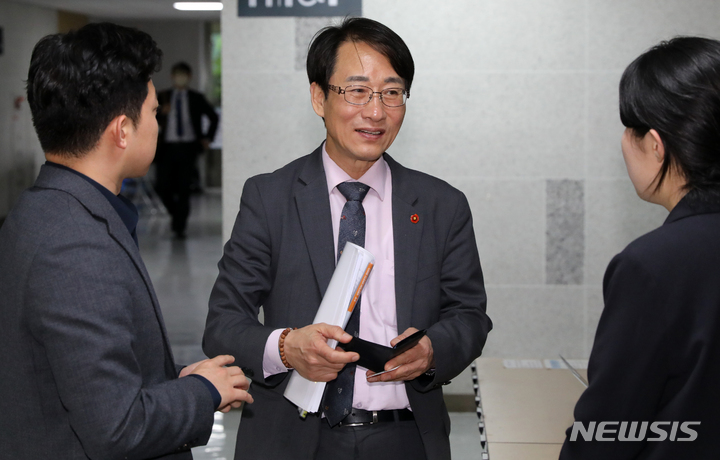 [서울=뉴시스] 고범준 기자 = 이원욱 더불어민주당 의원이 20일 오후 서울 여의도 국회 의원회관에서 열린 민주당의 길 토론회에 참석하며 기자들 질문에 답변하고 있다. 2023.04.20. bjko@newsis.com
