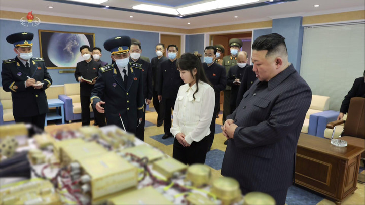 [서울=뉴시스] 북한 김정은 국무위원장이 18일 국가우주개발국을 시찰하고 있는 모습을 조선중앙TV가 19일 보도했다. 보도에 따르면 김정은 위원장은 '군사정찰위성 1호기'를 계획된 시일 안에 발사하라고 지시했다. (사진=조선중앙TV 캡쳐) 2023.04.20. photo@newsis.com *재판매 및 DB 금지