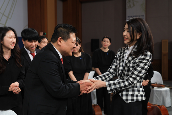 [서울=뉴시스] 윤석열 대통령 부인 김건희 여사가 20일 청와대 춘추관에서 열린 하트시각장애인 체임버오케스트라의 특별공연 '함께 누리는 마음의 선율'을 관람한 뒤 이상재 단장과 인사하고 있다. (사진=대통령실 제공) 2023.04.20. photo@newsis.com *재판매 및 DB 금지