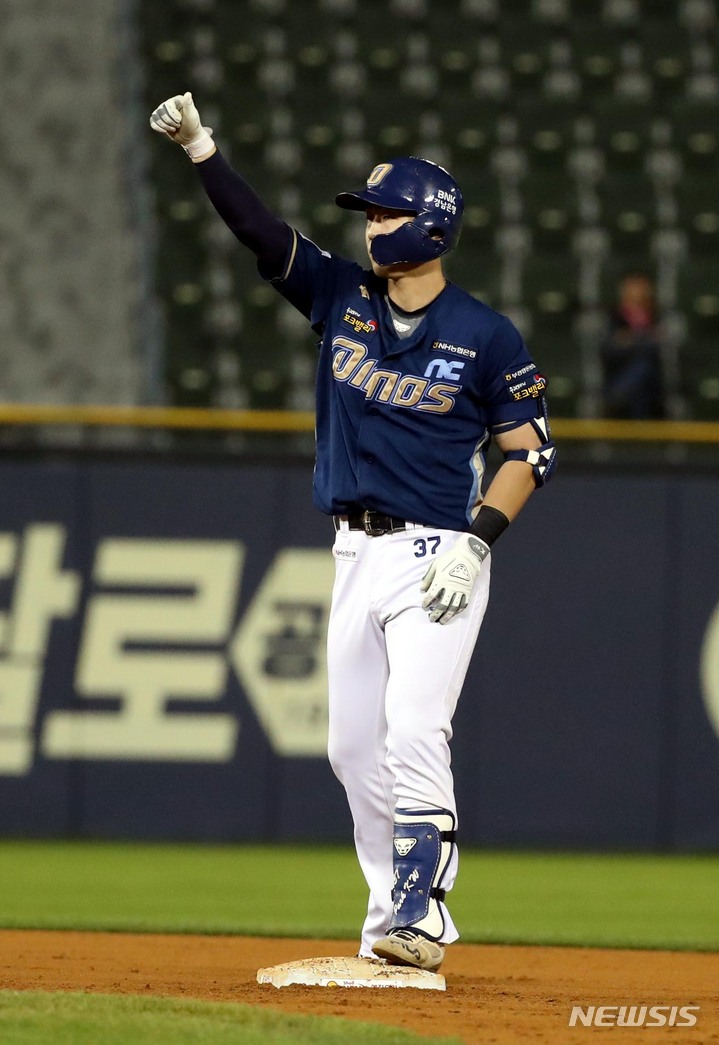 [서울=뉴시스] 조성봉 기자 = 20일 오후 서울 송파구 잠실야구장에서 열린 프로야구 신한은행 SOL 2023 KBO리그 NC다이노스와 LG트윈스의 경기, 4회말 2사상황 NC 박건우가 2루타를 날리고 세리머니를 하고 있다. 2023.04.20. suncho21@newsis.com