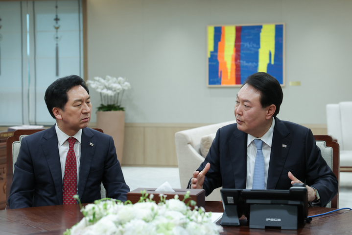 [서울=뉴시스] 윤석열 대통령이 20일 서울 용산 대통령실 청사에서 김기현 국민의힘 대표와 면담하고 있다. (사진=대통령실 제공) 2023.04.20. photo@newsis.com *재판매 및 DB 금지