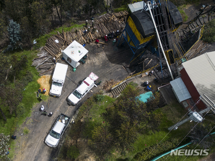 [AP/뉴시스]콜롬비아 쿠쿠누바 지역에서 20일 일어난 탄광 폭발사고로 갱도 입구가 무너진 현장에 구급차와 구조대가 몰려와있다. 
