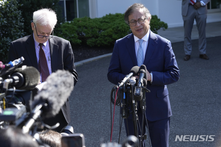 [워싱턴= AP/뉴시스] 구스타보 페트로 콜롬비아 대통령이 20일 백악관에서 바이든 미국대통령과 회담한 뒤 기자회견을 하고 있다.  