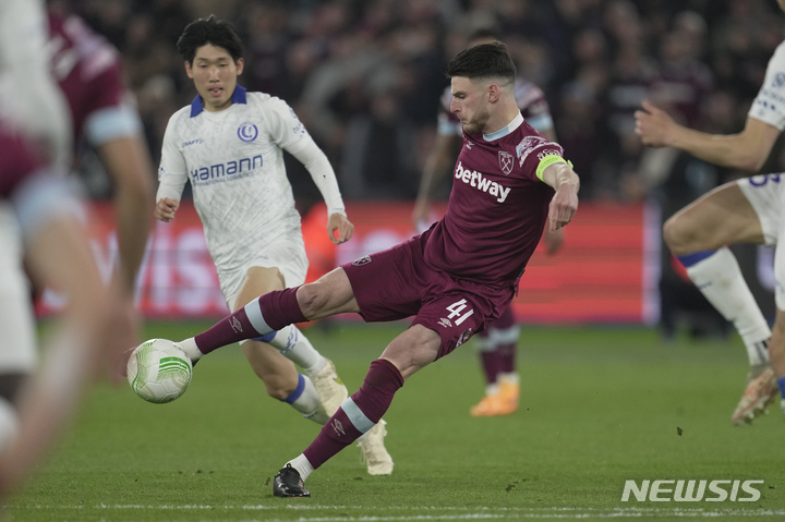 [런던=AP/뉴시스] 웨스트햄 유나이티드의 데클란 라이스(가운데)가 21일(한국시간) 영국 런던의 런던 스타디움에서 열린 헨트와 2022~23 UEFA 유로파 컨퍼런스리그 8강 2차전에서 홍현석(왼쪽)이 지켜보는 가운데 슈팅을 하고 있다. 2023.04.21.