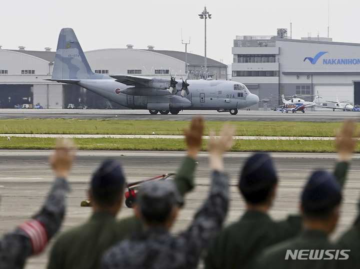 [고마키=AP/뉴시스] 일본 항공자위대의 C130 수송기가 지난 21일 고마키 기지에서 이륙해 수단으로 향했다. 2032.04.26.