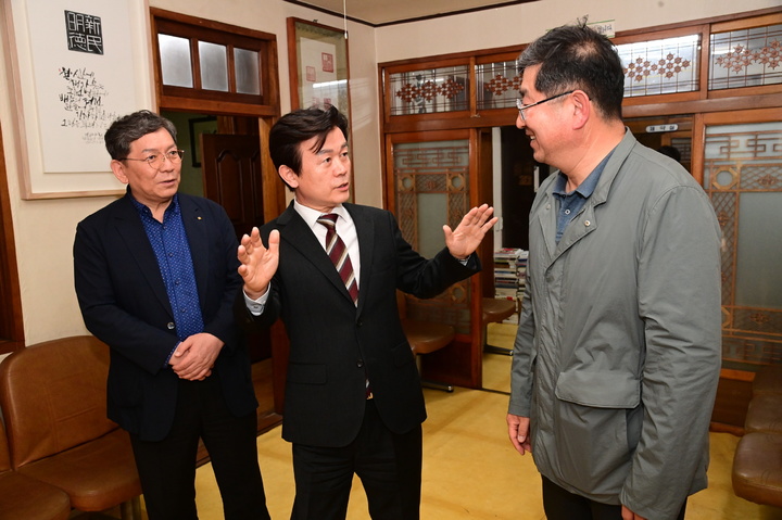 [진주=뉴시스] 조규일 시장, ‘진주 남성당 교육관’ 조성 현장 점검. *재판매 및 DB 금지