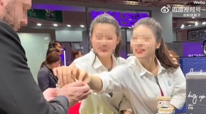 BMW가 상하이 모터쇼 현장에서 아이스크림 지급 문제로 불거진 인종 차별 논란에 사과했다. (캡처=웨이보) *재판매 및 DB 금지