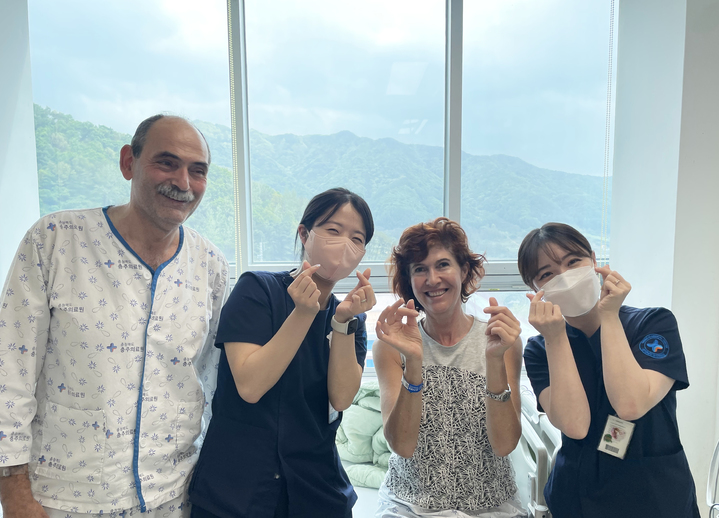 충주의료원 의료진과 기념촬영하는 이스라엘 환자 부부. (사진=충주의료원 제공) *재판매 및 DB 금지