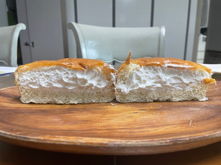 [서울=뉴시스] '연세우유 우유생크림빵'을 반으로 나눴다. 2023.04.21 photo@newsis.com *재판매 및 DB 금지