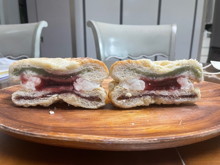 [서울=뉴시스] '고대1905 딸기잼 맘모스 빵'을 반으로 나눠봤다. 2023.04.21 photo@newsis.com *재판매 및 DB 금지