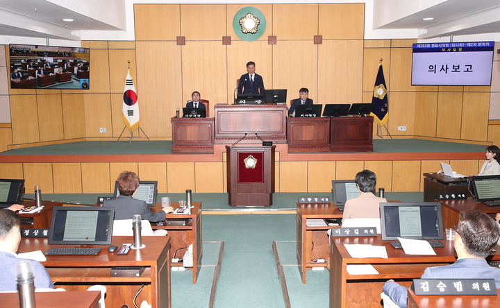 21일 열린 정읍시의회 제283회 임시회 제2차 본회의, 고경윤 의장이 의사진행을 하고 있다. *재판매 및 DB 금지