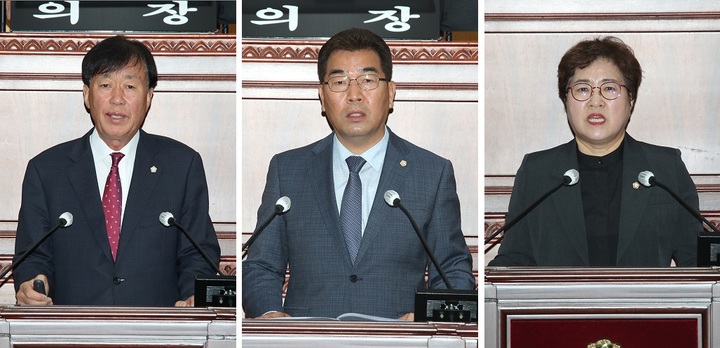 21일 열린 정읍시의회 제283회 임시회 제2차 본회의, 왼쪽부터 또 이만재 의원이 '신동진 벼 정부 매입제한 및 보급중단 철화 촉구 건의안'에 대해, 이상길 의원이 동'학농민혁명 기념곡 제정 촉구 건의안'에 대해, 한선미 의원이 '공동주택 내 주민공동시설 용도변경 규제완화를 위한 관련법령 개정 촉구 건의안'에 대해 제안설명을 하고 있다. *재판매 및 DB 금지