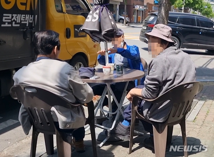 [서울=뉴시스] 전재훈 기자 = 편의점은 비싸고 복잡하다며 이용을 꺼리던 고령층이 편의점으로 모이고 있다. 2023.04.23. kez@newsis.com