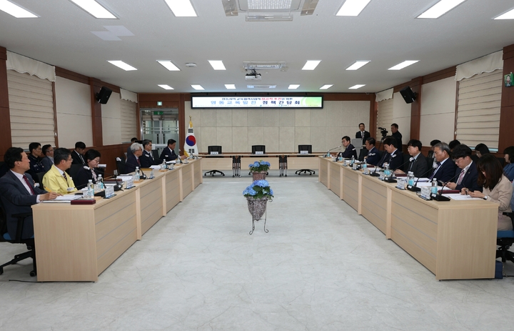 [영동=뉴시스] 안성수 기자 = 4월 21일 충북 영동교육지원청에서 진행된 교육정책간담회에서 윤건영 교육감, 정영철 영동군수, 정민교 영동교육장 등 관계자가 지역교육생태계 조성에 대한 토론을 하고 있다. (사진=충북교육청 제공) 2023.4.21. photo@newsis.com *재판매 및 DB 금지