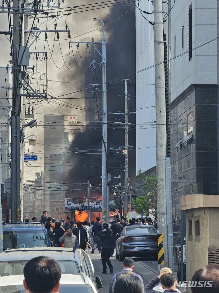 [부천=뉴시스] 정일형 기자 = 부천 도당동 자동차 공업사 불 (사진은 독자제공)