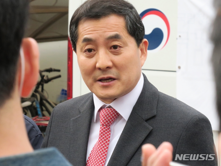 [인천=뉴시스] 김동영 기자 = 박대출 국민의힘 정책위의장이 21일 오후 인천 미추홀구 주안역 앞에서 ‘미추홀구 전세사기 피해’ 관련 취재진 질문에 답하고 있다. 2023.04.21. dy0121@newsis.com 