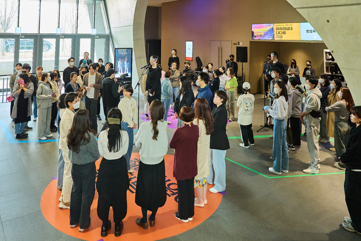 [서울=뉴시스]'차차차원이 다다른 차원' 공연 사진. (사진=LG아트센터 서울 제공) 2023.04.21. photo@newsis.com *재판매 및 DB 금지