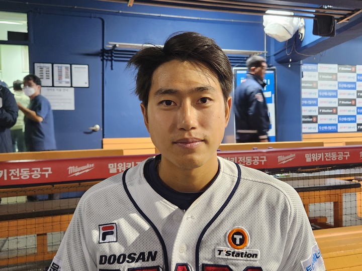 [서울=뉴시스] 이명동 기자 = 두산 베어스 양찬열이 21일 잠실구장에서 열린 2023 신한은행 쏠 KBO리그 KT 위즈와 경기에서 10-6으로 승리한 뒤 취재진과 인터뷰하고 있다. 2023.04.21. ddingdong@newsis.com *재판매 및 DB 금지