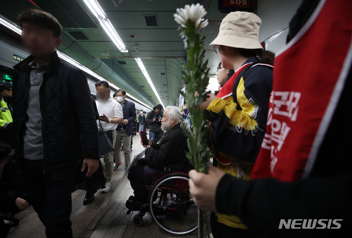 [서울=뉴시스] 고승민 기자 = 전국장애인차별철폐연대 회원들이 21일 서울 광화문역 열차 승강장에서 선전전을 하고 있다. 2023.04.21. kkssmm99@newsis.com