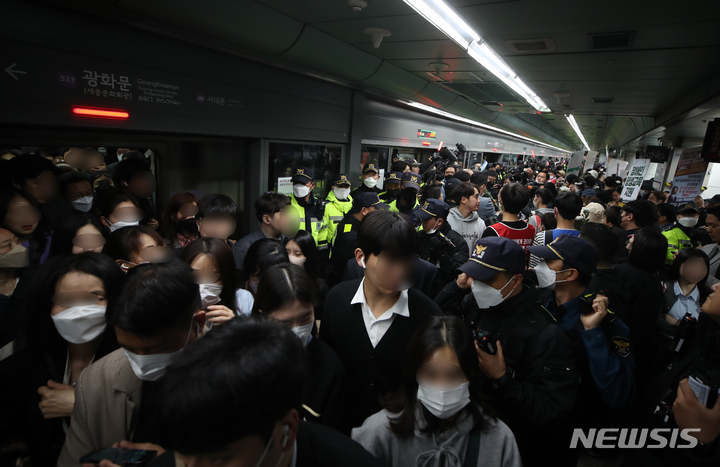 [서울=뉴시스] 고승민 기자 = 전국장애인차별철폐연대 회원들이 21일 서울 광화문역 열차 승강장에서 선전전 및 열차 탑승을 시도하는 가운데 많은 경찰과 시민이 함께 몰려 혼잡을 빚고 있다. 2023.04.21. kkssmm99@newsis.com
