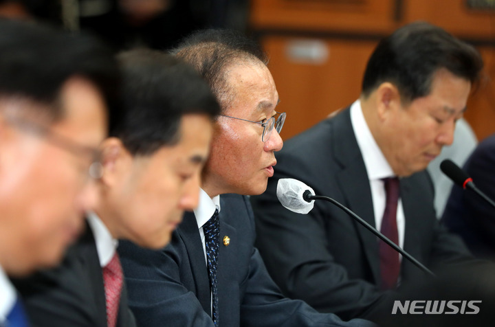 [서울=뉴시스] 추상철 기자 = 윤재옥 국민의힘 원내대표가 21일 오전 서울 여의도 국회에서 열린 원내대책회의에 참석해 발언하고 있다. 2023.04.21. scchoo@newsis.com
