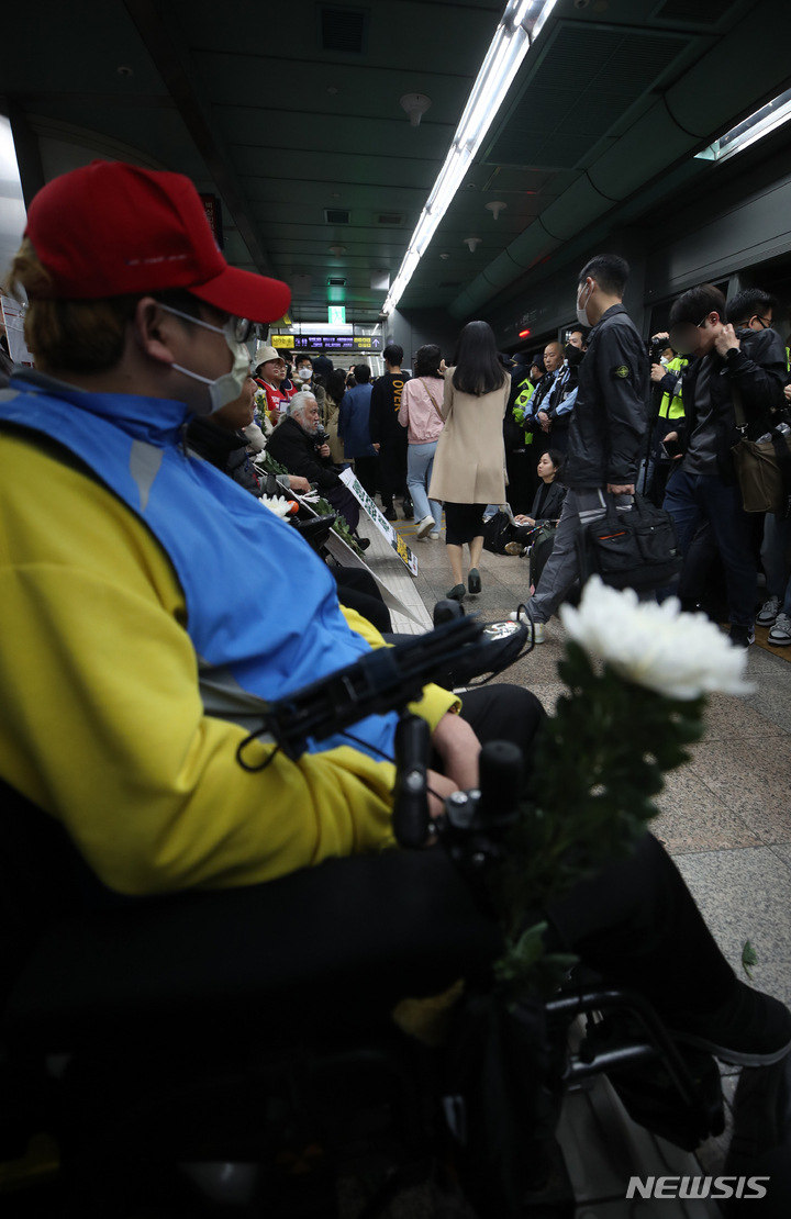 [서울=뉴시스] 고승민 기자 = 전국장애인차별철폐연대 회원들이 21일 서울 광화문역 열차 승강장에서 선전전을 하고 있다. 2023.04.21. kkssmm99@newsis.com
