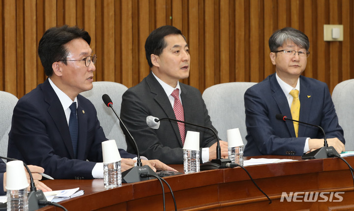 [서울=뉴시스] 전진환 기자 = 김민석(왼쪽) 더불어민주당 정책위의장이 21일 오전 서울 여의도 국회에서 전세사기 대응 3당 정책위의장 회동에서 발언하고 있다. 2023.04.21. amin2@newsis.com