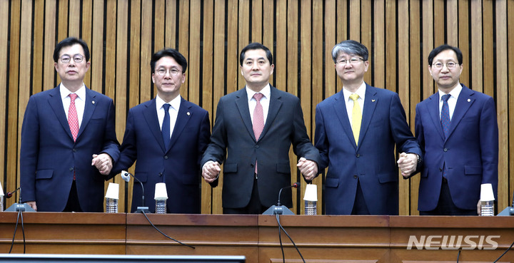 [서울=뉴시스] 전진환 기자 = 여야 3당 정책위의장이 21일 오전 서울 여의도 국회에서 전세사기 대응을 위해 회동을 하기에 앞서 기념촬영을 하고  있다. 왼쪽부터 이만희 국민의힘 정책위 수석부의장, 김민석 더불어민주당 정책위의장, 박대출 국민의힘 정책위의장, 김용신 정의당 정책위의장, 김성주 더불어민주당 정책위 수석부의장. 2023.04.21. amin2@newsis.com