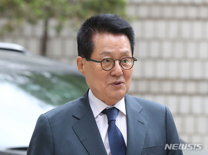 [서울=뉴시스] 조수정 기자 = 박지원 전 국가정보원장이 21일 오전 '서해 피격 사건 은폐 시도 및 월북몰이 혐의' 관련 재판 출석을 위해 서울 서초구 서울중앙지방법원으로 들어서고 있다. 2023.04.21.chocrystal@newsis.com