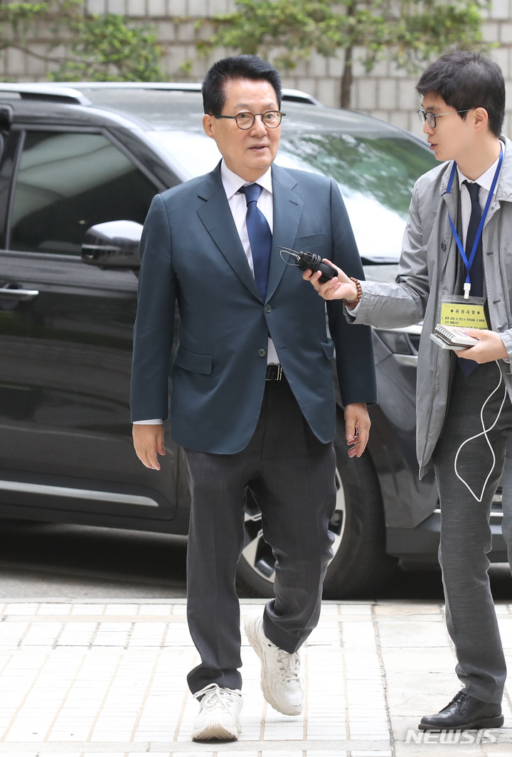 [서울=뉴시스] 조수정 기자 = 박지원 전 국가정보원장이 21일 오전 '서해 피격 사건 은폐 시도 및 월북몰이 혐의' 관련 재판 출석을 위해 서울 서초구 서울중앙지방법원으로 들어서고 있다. 2023.04.21.chocrystal@newsis.com