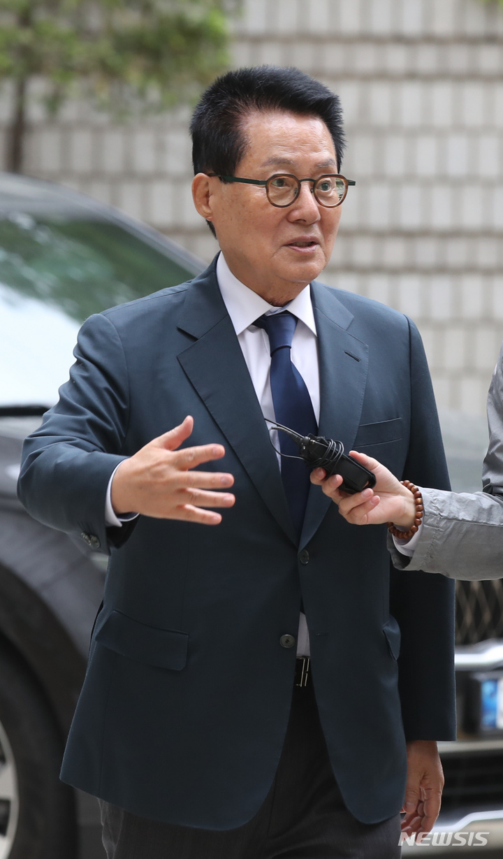 [서울=뉴시스] 조수정 기자 = 박지원 전 국가정보원장이 21일 오전 '서해 피격 사건 은폐 시도 및 월북몰이 혐의' 관련 재판 출석을 위해 서울 서초구 서울중앙지방법원으로 들어서고 있다. 2023.04.21.chocrystal@newsis.com