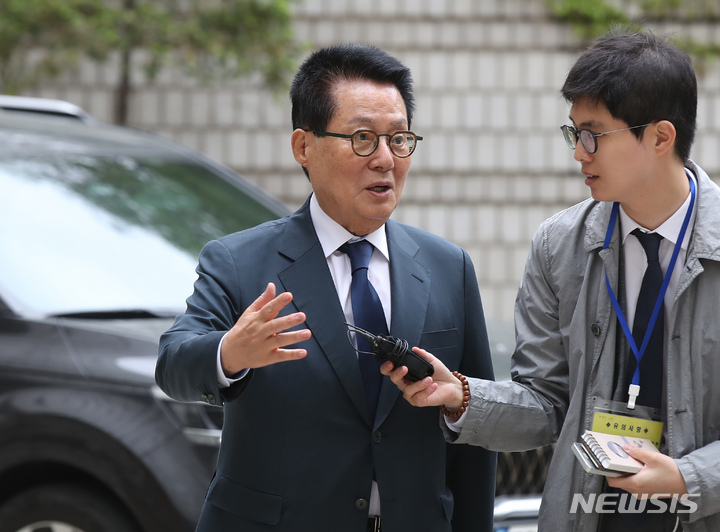 [서울=뉴시스] 조수정 기자 = 박지원 전 국가정보원장이 21일 오전 '서해 피격 사건 은폐 시도 및 월북몰이 혐의' 관련 재판 출석을 위해 서울 서초구 서울중앙지방법원으로 들어서고 있다. 2023.04.21.chocrystal@newsis.com