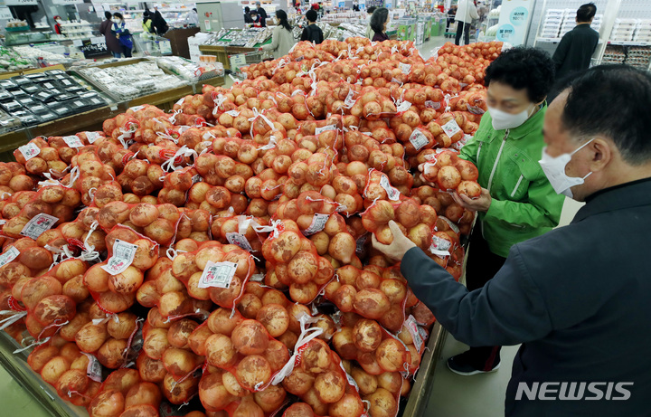 [서울=뉴시스] 김진아 기자 = 서울의 마트에서 양파가 판매되고 있다. 2023.04.21. bluesoda@newsis.com
