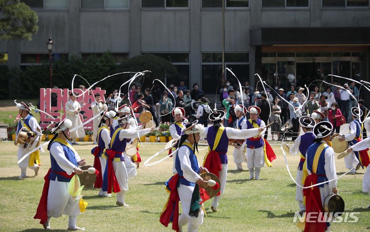 [서울=뉴시스] 김선웅 기자 = 지난 21일 서울 종로구 청와대 녹지원에서 국립국악원 민속단원들이 전통연희 '사철사색'을 공연하고 있다. 문화체육관광부는 청와대 국민개방 1주년을 기념해 6월까지 '푸른 계절의 향연, 청와대'를 주제로 전통연희, 창작 인형극, 무용 등의 공연을 선보일 예정이다. 2023.04.21. mangusta@newsis.com