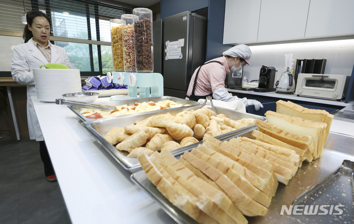 [서울=뉴시스] 최진석 기자 = 정의여고 영양사와 조리원이 지난 20일 조식 시범 운영학교인 서울 도봉구 정의여자고등학교에서 학생들이 먹을 조식을 준비하고 있다. 서울시교육청은 기숙사가 없는 일반학교에서도 수요가 있는 경우 아침밥을 제공하는 '조식 시범 운영학교'를 운영하고 있다 2023.04.22. myjs@newsis.com