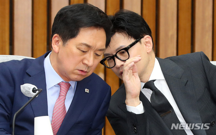[서울=뉴시스] 추상철 기자 = 김기현 국민의힘 당 대표가 21일 오후 서울 여의도 국회에서 열린 마약류 관리 종합대책 관련 당정협의회에서 한동훈 법무부 장관과 대화하고 있다. 2023.04.21. scchoo@newsis.com