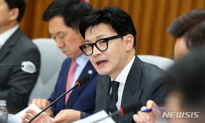 [서울=뉴시스] 추상철 기자 = 한동훈 법무부 장관이 21일 오후 서울 여의도 국회에서 열린 마약류 관리 종합대책 관련 당정협의회에 참석해 발언하고 있다. 2023.04.21. scchoo@newsis.com