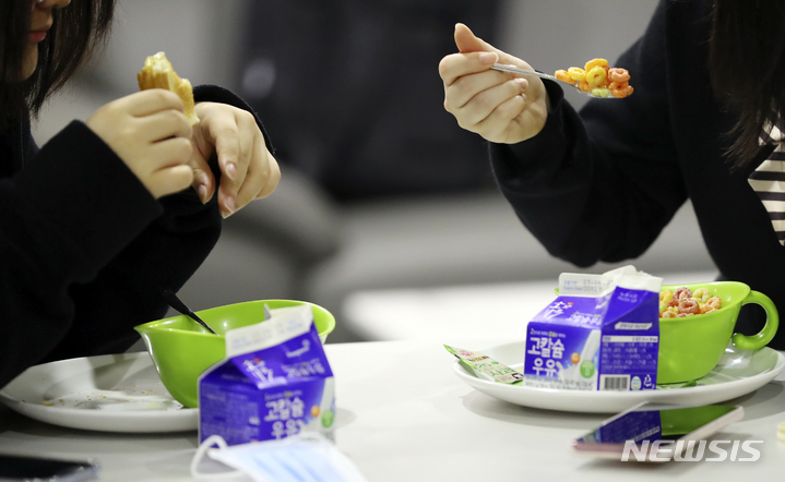 [서울=뉴시스] 서울 도봉구 한 고등학교에서 학생들이 아침식사를 하는 모습. (사진=뉴시스 DB) 2023.04.22. photo@newsis.com **위 사진은 기사와 직접적인 관련이 없음