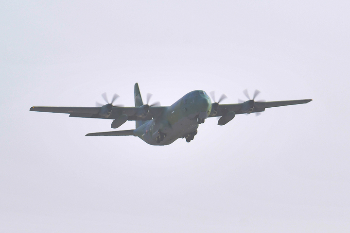 [서울=뉴시스] 김금보 기자 = 공군 제5공중기동비행단에서 지난 21일 C-130J 수송기가 수단 교민철수 해외임무를 수행하기 위해 이륙하고 있다. (사진=국방부 제공) 2023.04.22. photo@newsis.com *재판매 및 DB 금지