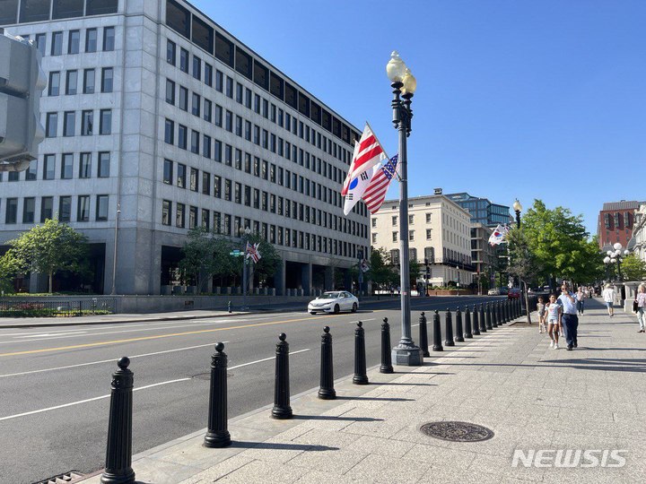 [서울=뉴시스]워싱턴D.C 주요 도로에 걸린 태극기와 성조기