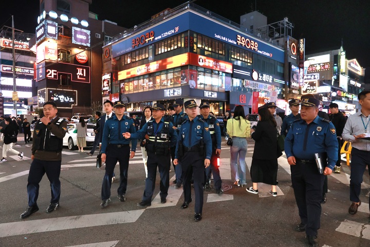[수원=뉴시스] 양효원 기자 = 홍기현 경기남부경찰청장이 21일 오후 9시께 수원시 인계동 다중인파 밀집지역인 인계박스를 방문, 협동순찰을 진행했다. (사진=경기남부경찰청 제공) 2023.4.22. hyo@newsis.com *재판매 및 DB 금지