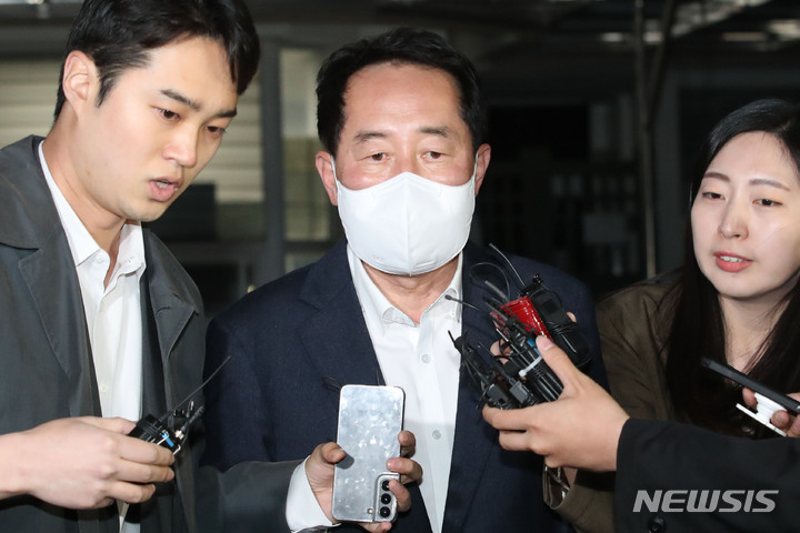 [의왕=뉴시스] 권창회 기자 = 지난 2021년 민주당 전당대회 당시 송영길 전 대표 당선을 위해 돈봉투를 살포한 혐의를 받는 강래구 한국감사협회장이 22일 오전 구속영장이 기각돼 경기 의왕시 서울구치소를 나오고 있다. 2023.04.22. kch0523@newsis.com