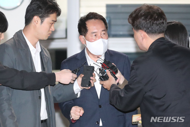 [의왕=뉴시스] 권창회 기자 = 지난 2021년 민주당 전당대회 당시 송영길 전 대표 당선을 위해 돈봉투를 살포한 혐의를 받는 강래구 한국감사협회장이 22일 오전 구속영장이 기각돼 경기 의왕시 서울구치소를 나오고 있다. 2023.04.22. kch0523@newsis.com