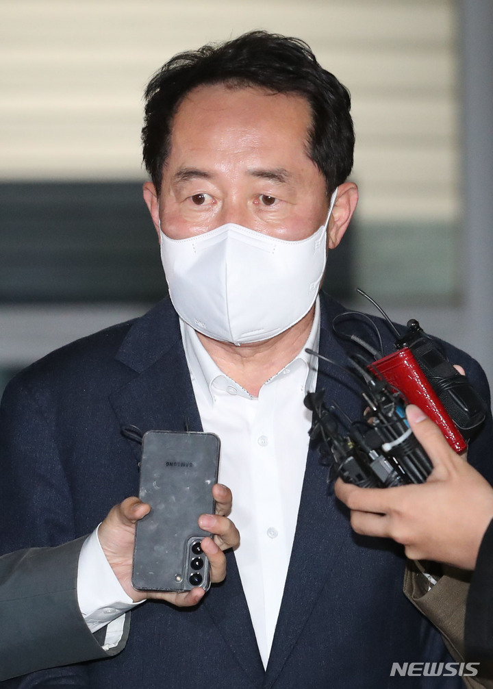 [의왕=뉴시스] 권창회 기자 = 지난 2021년 민주당 전당대회 당시 송영길 전 대표 당선을 위해 돈봉투를 살포한 혐의를 받는 강래구 한국감사협회장이 22일 오전 경기 의왕시 서울구치소를 나서며 취재진의 질문에 답하고 있다. 2023.04.22. kch0523@newsis.com