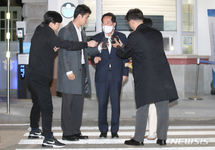 [의왕=뉴시스] 권창회 기자 = 지난 2021년 민주당 전당대회 당시 송영길 전 대표 당선을 위해 돈봉투를 살포한 혐의를 받는 강래구 한국감사협회장이 22일 오전 경기 의왕시 서울구치소를 나서며 취재진의 질문에 답하고 있다. 2023.04.22. kch0523@newsis.com