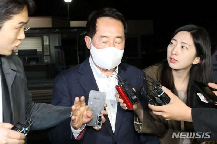 [의왕=뉴시스] 권창회 기자 = 지난 2021년 민주당 전당대회 당시 송영길 전 대표 당선을 위해 돈봉투를 살포한 혐의를 받는 강래구 한국감사협회장이 22일 오전 구속영장이 기각돼 경기 의왕시 서울구치소를 나오고 있다. 2023.04.22. kch0523@newsis.com